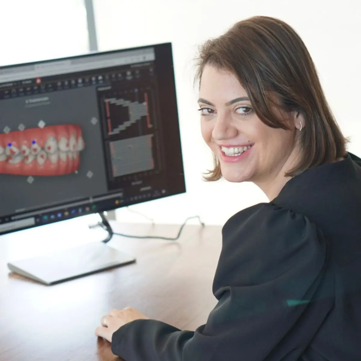 Dra. Iolanda Rodrigues durante o planeamento digital de um tratamento ortodôntico